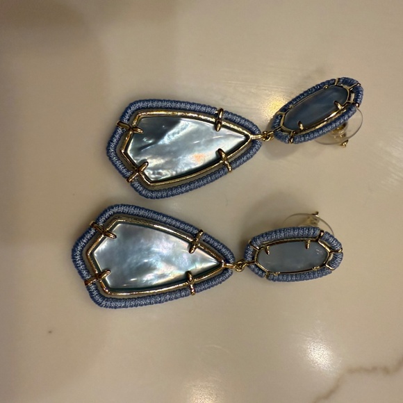 Kendra Scott Threaded Gold Camry Earrings in Periwinkle Blue. Statement - Picture 4 of 5